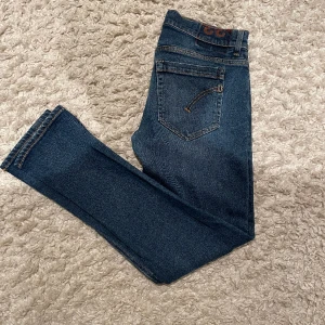 Dondup jeans  - Tja säljer nu dessa Dondup George, skicket är toppen på dem. 