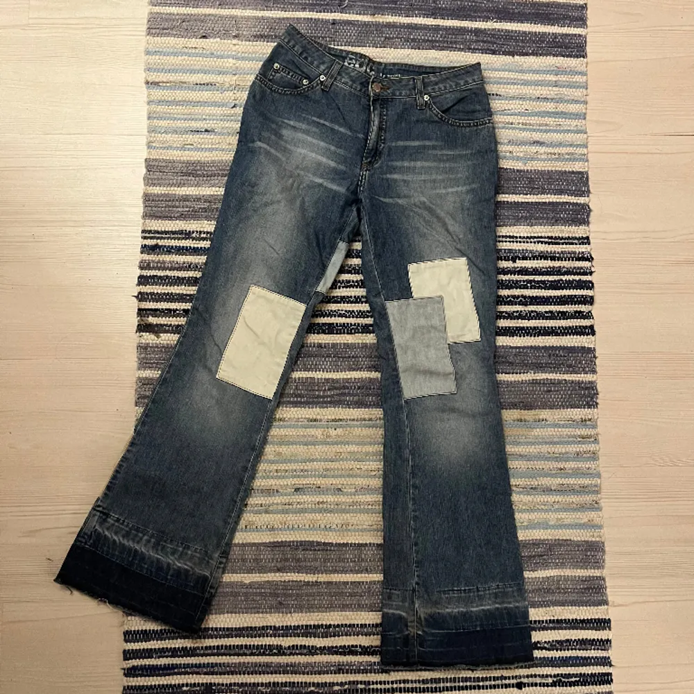 Skitfina jeans med coola detaljer från EDC esprit! Lågmidjade och bootcut och sitter så fint ♥️ tyvärr blivit försmå för mig! . Jeans & Byxor.