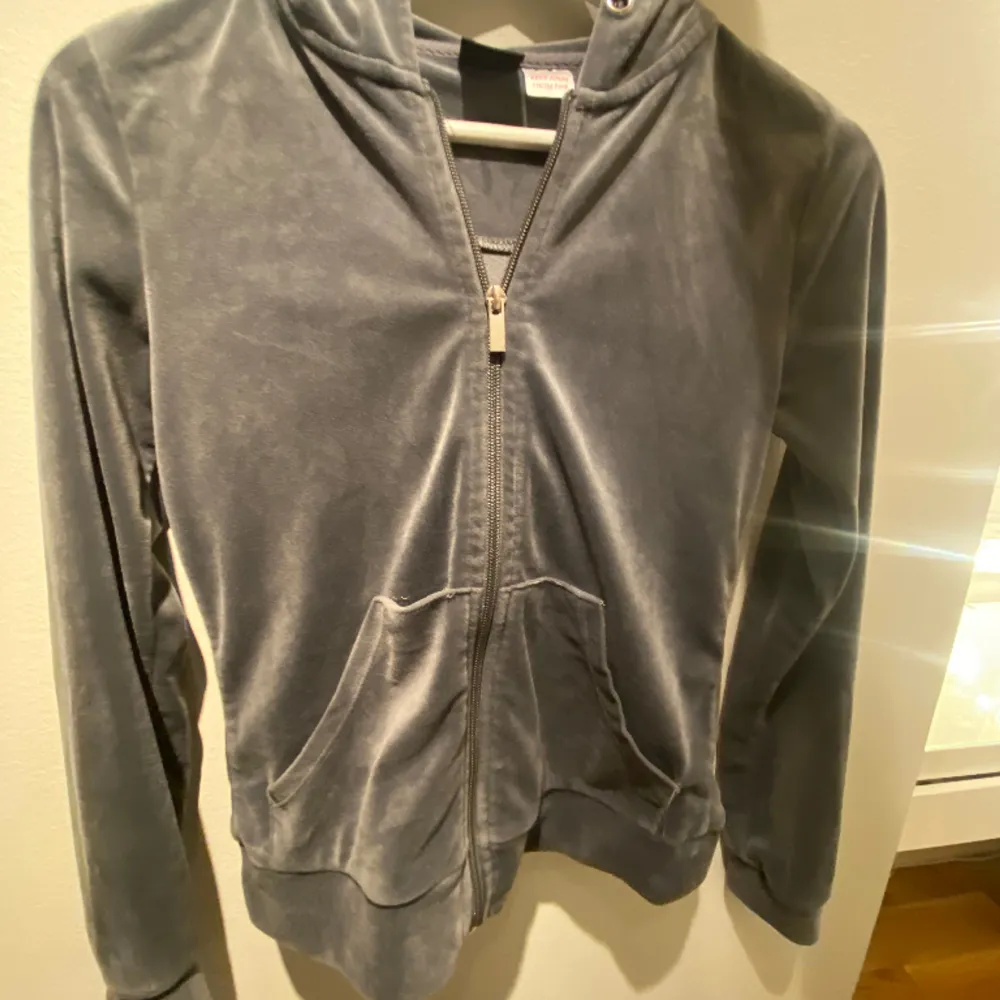 Säljer min jätte fina zipup hoodie från Gina då den tyvärr inte kommer till användning längre💕💕. Tröjor & Koftor.
