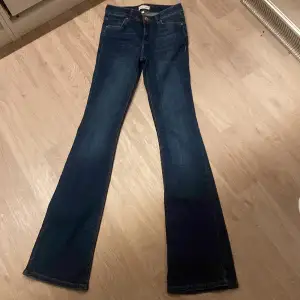 Jätte snygga bootcut jeans! Passar för dig som är mellan 170-175! Dom är i ny skick, aldrig använda och passar perfekt till allt! Kontakta för mer info!!🩵🩵