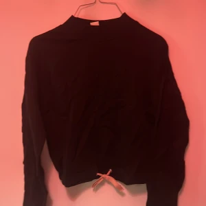 Blå hoodi mag tröja - Helt o använd bara lite skrynklig 