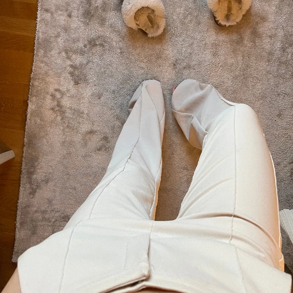 Kostymbyxor från ginatricot . Jeans & Byxor.