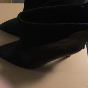 Svarta klackar - Ett par av svarta zara högklackar 