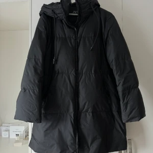 Zara jacka - Snygg varm och rymlig jacka från ZARA. Inköpt förra året och knappt använd. Storlek S men funkar fint som M. Försluts med dragkedja framtill, fickor finns och stor luva.