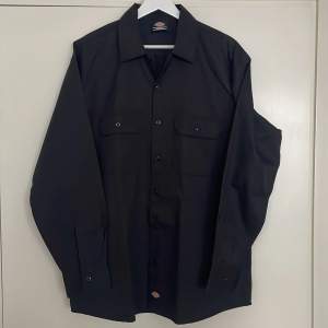 Dickies workshirt. Relaxed fit, 65%polyester, 35%bomull. Oanvänd.