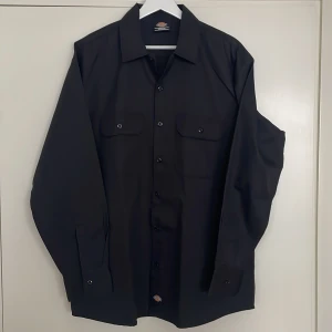 Dickies workshirt  - Dickies workshirt. Relaxed fit, 65%polyester, 35%bomull. Oanvänd.