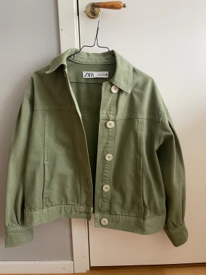 Grön jacka  - Grön jacka från zara 