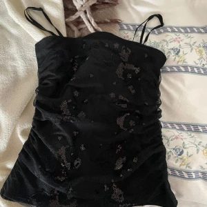 Svart festtopp  - Jättefin svart fest topp med paljetter och broderi!!