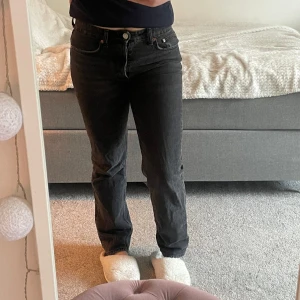 Svarta jeans  - Säljer dessa svarta jeans från zara ”Straight leg mid rise” 🩷