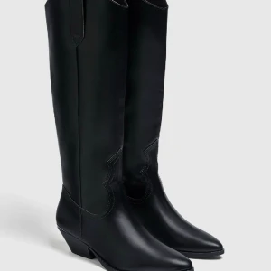 Boots - Boots från PULL&BEAR. Använda ett fåtal gånger, superfint skick! Köpta för 559kr 🥰