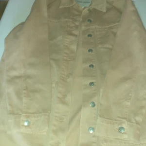 Carin Wester jeans klänning  - Det är en rosa jeans klänning från Carin Wester
