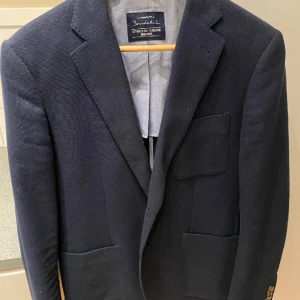 Stickad kavaj  - Jättefräsch stickad kavaj från bondelid  Perfekt om du vill stylea lite på kröket eller klubben  Storlek 50 passar M-L