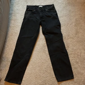 Gina low straight jeans  - Säljer då dom är för korta för min smak, jag är 173 cm lång. Sitter bra annars på mig som har S i vanliga fall.  Dom är helt nya och aldrig använda, ingen lapp kvar då det var en present.  Slutsålda på hemsidan just nu 