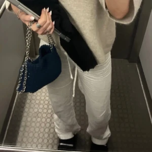 Vita linnebyxor🤍 - Säljer dessa supersnygga linnebyxor till ett superbra pris. Superlika dom från roxy, säljer pågrund av att dom är förkorta. Inte genomskinliga om man har vita/beiga underkläder🤍