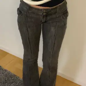 Jätte söta jeans från brandy Melville i grått ( samma modell som på tredje bilden tagen från deras hemsida men färgen sälja inte längre). Bra skick.