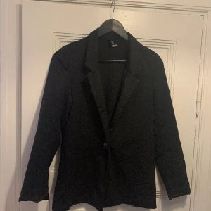 Kavaj - Tunn, åtsittande kavaj från H&M. Flitigt använd men i OK skick 🫶 storlek 36.