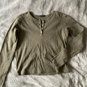 Säljer denna knappt använda tröja från Brandy Melville, swipea för produktbild i annan färg. Onesize (passar xs/s). Inga anmärkningar!