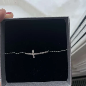 Edblad armband med kors - Säljer mitt aldrig använda Edblad armband då jag tyvärr inte använder silver längre!🥰köpt för 299, pris kan diskuteras🥰