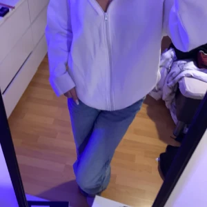 Vit zip up - Zip up hoodie från Sara  Min mammas gamla  Storlek Xl men är ca en M Inte jätte tjockt material så skulle säga Dene bra till våren/sommar