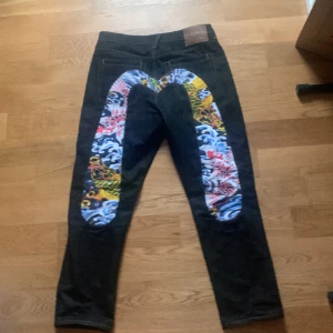 Evisu jeans - Evisu jeans 👖  I nyskick💯 Sitter bra för 175/180 📏 Äkta🏆 Bra pris ✨ Nypris 4000kr✅✅ 