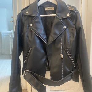 Skinnjacka - Skinnjacka i fint skick i st 34. Färgen svart och massa silver detaljer.🖤 Köparen står för frakten📦