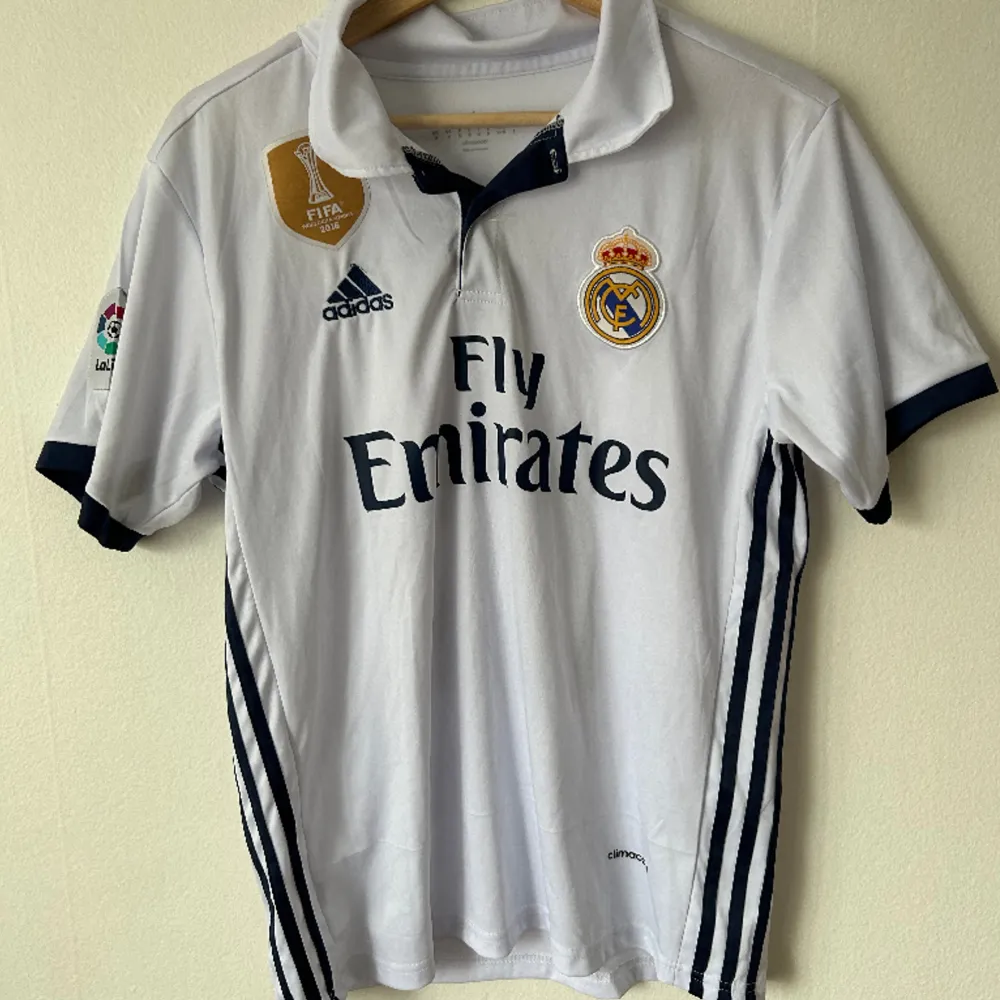 Real Madrid hemmaställ från säsongen 16/17 med klubb-vm märket och bale på ryggen. T-shirts.