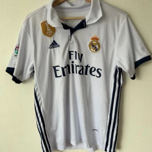 Real Madrid fotbollströja  - Real Madrid hemmaställ från säsongen 16/17 med klubb-vm märket och bale på ryggen