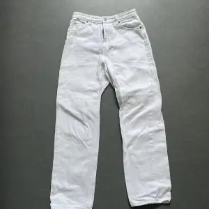 Vita jeans i storlek 27/S De är i bra skick förutom att de har några små fläckar på baksidan av benet. Jeansen är loosefit men inte baggy🤍
