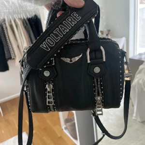 Zadig väska ”sunny nano bag” - Säljer nu min dösnygga populära väska från zadig, äkta såklart!❤️‍🔥köpt i zadig butiken i Stockholm för 3200kr säljer den för 2800. 