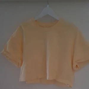 Croppad tshirt - Croppad tshirt strl M från gina tricot fint skick köparen står för frakten 