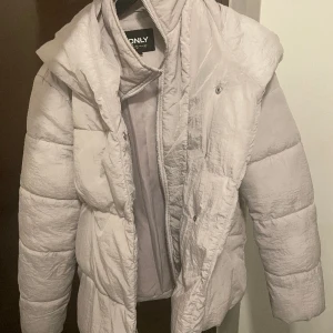 Puffet jacka från Only  - Ljuslila puffet jacka från Only, använt ett få tal gånger är som ny!