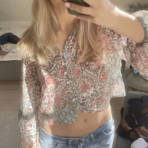 Zara blus  - Somrig zara blus i storlek L men är dock väldigt liten i storleken då jag själv bär xs-x. Nästan aldrig använd men dock så är prislappen borta. Skriv vid frågor/bilder❣️ )