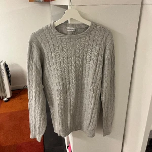 Grå sweatshirt från John Henric - Säljer denna riktning snygga gråa sweatshirt från John Henric / Riktigt bra skick då den knappt är använd / Storlek M / Om du har funderingar är det bara att hör av dig🙌😊