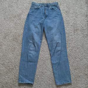 Jättefina blå ”mom-jeans” från Monki i storlek 25💗finns fler bilder vid omfrågan!💕Som nyskick