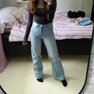 Jeans  - Säljer mina jeans från Bershka. Använda men i bra skick, pris går att diskutera🩷