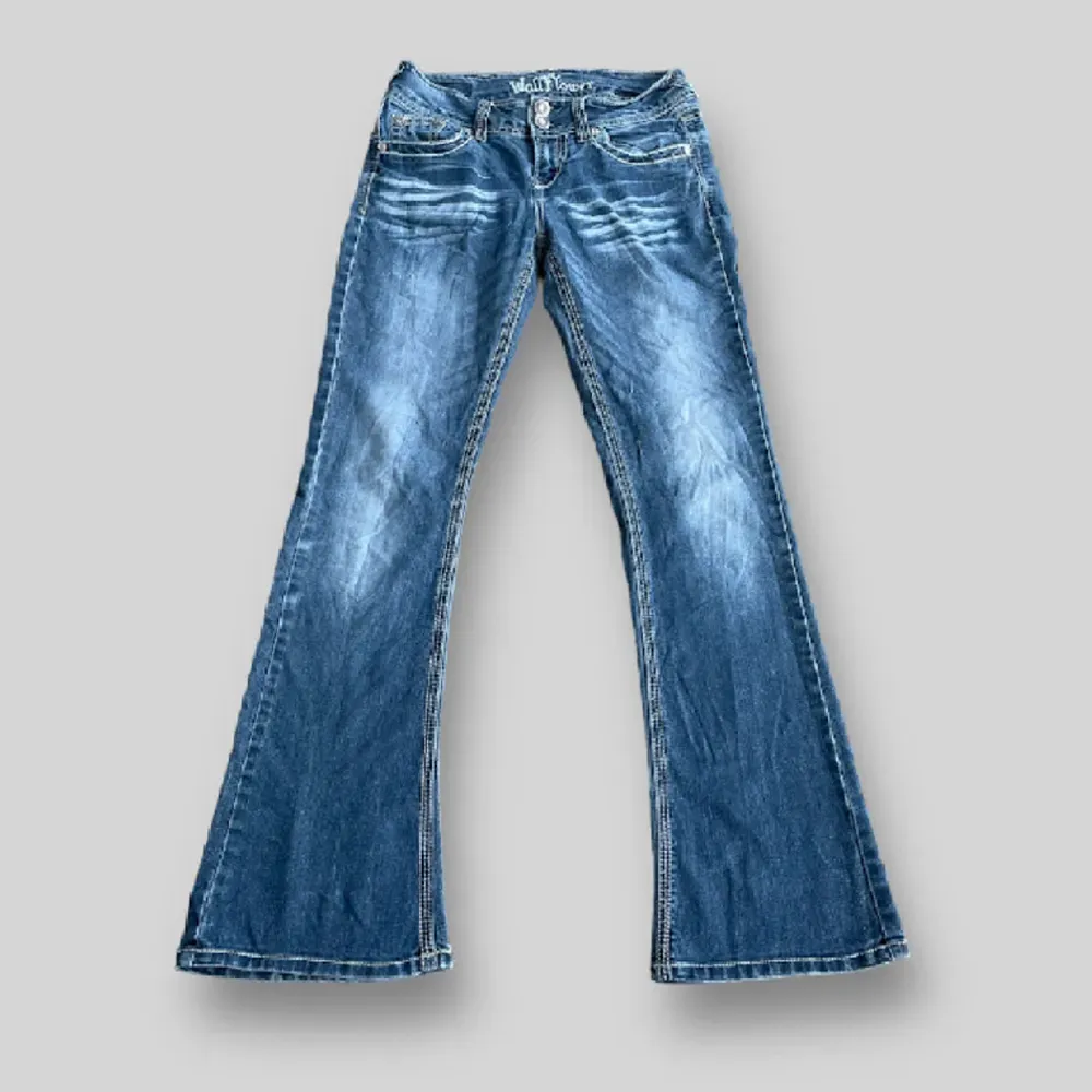 Super snygga jeans med diamanter och broderi på bakfickorna😻Lånade bilder och det finns inga bilder med dom på då dom inte passade mig💞Midjemått rakt över ca 36cm, innerbensmåtten ca 78cm och ytterbensmått ca 98cm🎀. Jeans & Byxor.