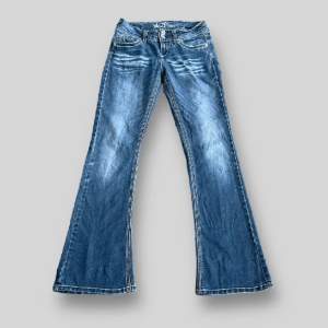 Super snygga jeans med diamanter och broderi på bakfickorna😻Lånade bilder och det finns inga bilder med dom på då dom inte passade mig💞Midjemått rakt över ca 36cm, innerbensmåtten ca 78cm och ytterbensmått ca 98cm🎀
