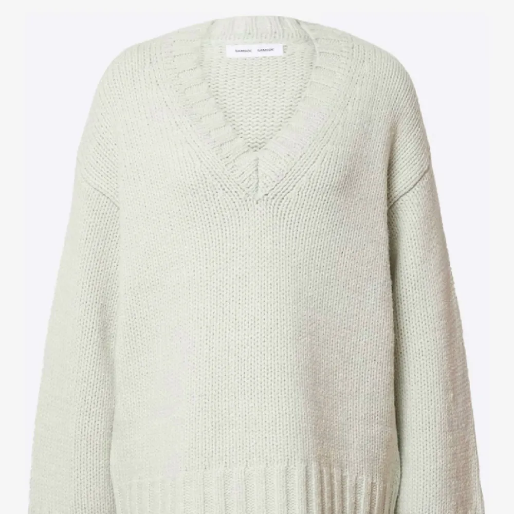 Stickad v-neck tröja från Samsøe Samsøe i ull. Oversized. Använd 1 gång, nyskick. Ordinarie pris 2700. Stickat.
