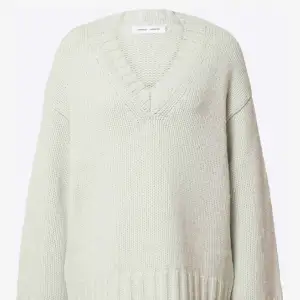 Stickad v-neck tröja från Samsøe Samsøe i ull. Oversized. Använd 1 gång, nyskick. Ordinarie pris 2700