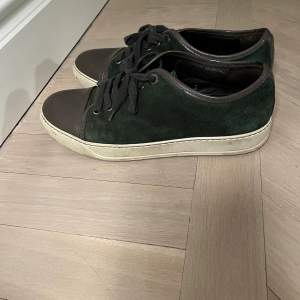 Lanvin skor, grön färg, grå glansig cap toe.
