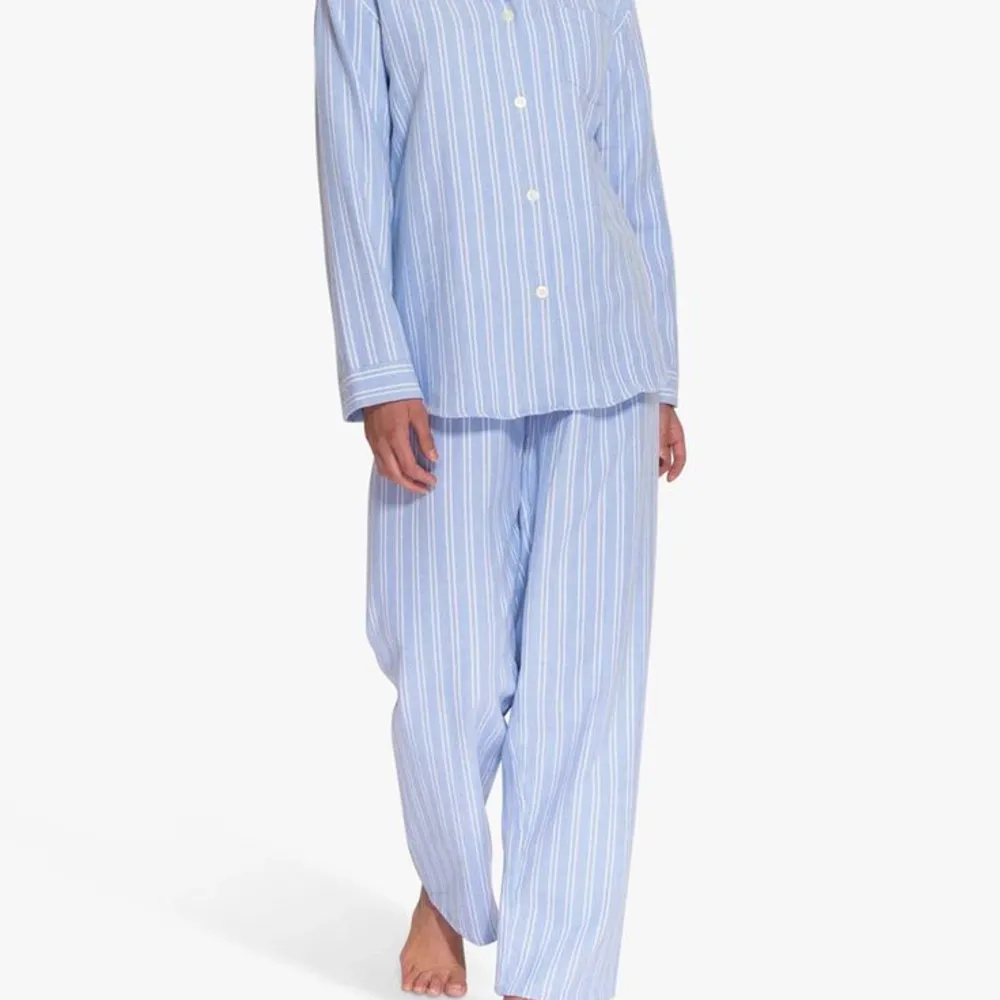 Blå randig pyjamas från bil bok🤍 aldrig använd, sitter jätte bra är långa i benen. Själv är jag 1,69-1,70cm och jag trampar på dom⭐️. Övrigt.