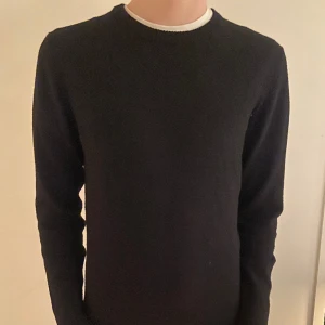 A day’s march 100% merino ull tröja - Riktigt snygg och skön tröja från ”a day’s march”, tröjan är i jättebra skick utan defekter, nypris runt 1300. 100% merino ull. Är i storlek L, men passar runt M