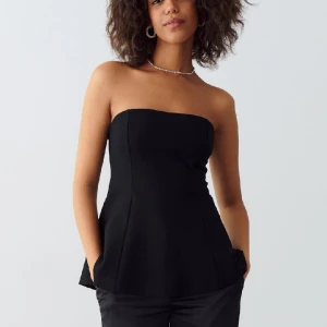 Topp - Bandeautopp från Gina Tricot, ny med prislappen kvar. 