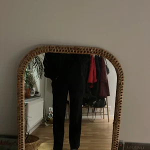 LÅGMIDJADE MJUKISAR - slutsålda svarta mjukisar som är lågmidjade från Bik Bok. säljer pga för korta för mig.