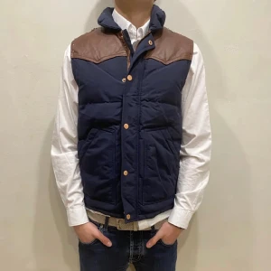 Väst Made in the shade - Hej! Säljer nu min jacka från märket Made in the Shade storlek S i fint skick men sönder på lädret de sista bilden . Modellen på bilden är 180cm lång och väger 80kg. Tveka inte på att höra av dig om du har några frågor eller funderingar kring varan!