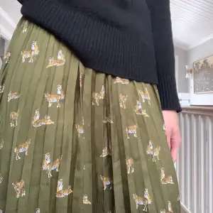 Zara Tigermönstrad kjol i storlek M. Endast använd ett fåtal gånger så den är som ny. Säljer nu för 200 kr men pris kan diskuteras!