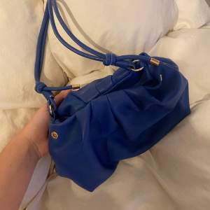 Blå handväska, använd fåtal gånger