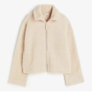 Jacka fluff - Helt slutsåld jacka från hm, jätte fint skick knappt använd❤️