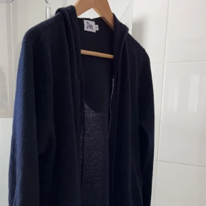 DON 100% kashmire hoodie - En 100% kashmir hoodie ifrån doncashmere. Storlek S men passar M och mig som är 182. 
