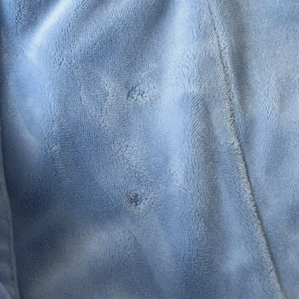 Säljer dessa blåa juicy byxor billigt då dom har små defekter.  Storlek XS  Frakt tillkommer alt mötas upp i Stockholm . Jeans & Byxor.